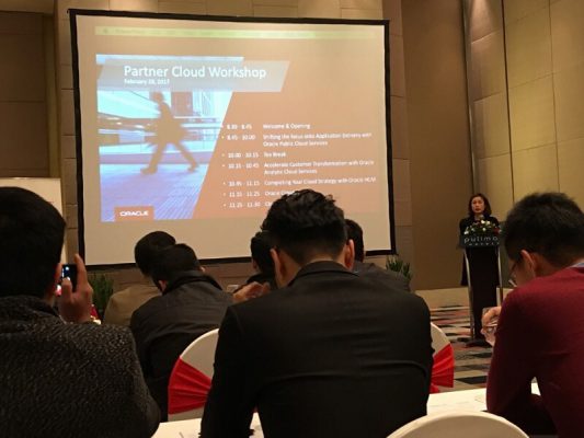 Đại diện Oracle phát biểu chào mừng các đối tác tại hội thảo Partner Cloud Workshop