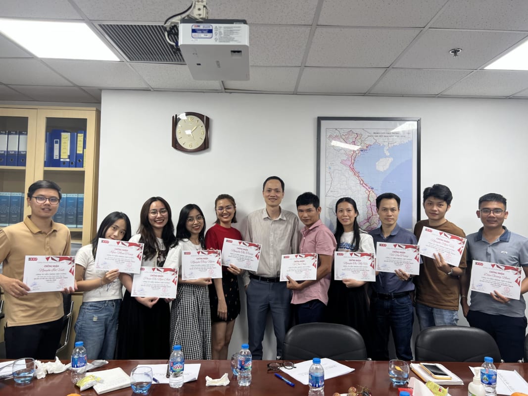 Ông Đào Lê Hải - PTGĐ CTCPDV iERP đào tạo các bạn học viên VVT về quản lý dự án theo chuẩn PMP