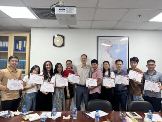 Ông Đào Lê Hải - PTGĐ CTCPDV iERP đào tạo các bạn học viên VVT về quản lý dự án theo chuẩn PMP