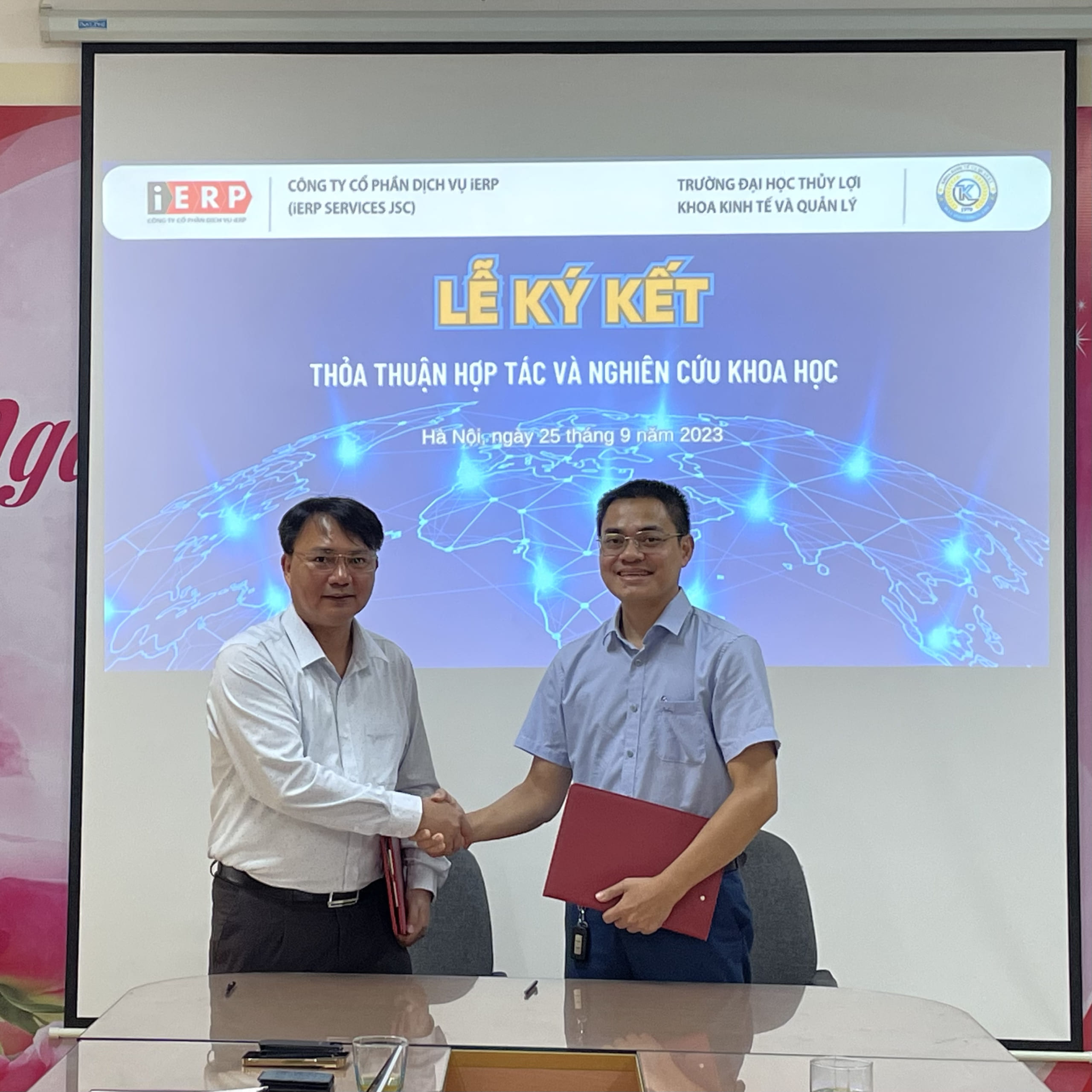 Đại diện 2 bên: PGS.TS Đỗ Văn Quang và Ông Nguyễn Ngọc Cần ký thỏa thuận hợp tác MOU